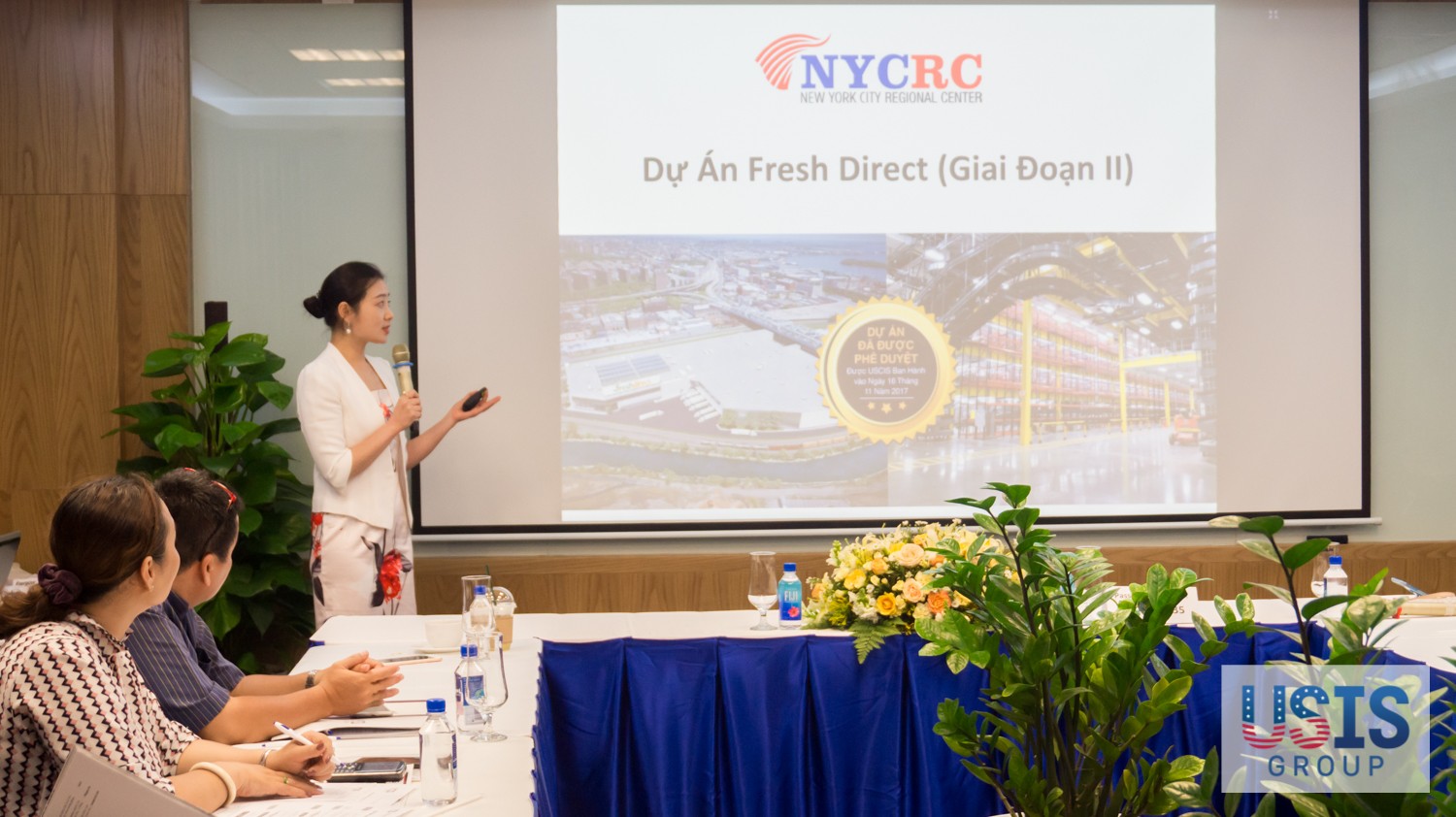 Bà Flora Huang (Phó Chủ tịch cấp cao NYCRC) trình bày về dự án Fresh Direct (giai đoạn II)